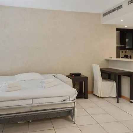 Central With Intimate Large Terrace - 6 Pax * Cannes